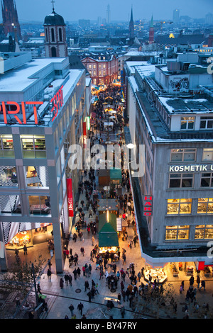 Beschäftigt Shopper Herumlungern Stände auf dem jährlichen Weihnachtsmarkt in Frankfurt am Main. Blick auf das Einkaufsviertel Zeil. Stockfoto