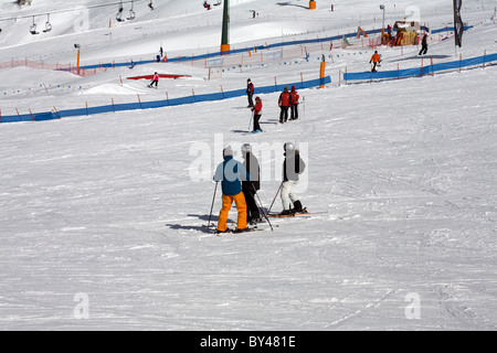 Skifahrer, Skifahren auf den Pisten auf den Passo Pordoi Selva Val Gardena-Dolomiten-Italien Stockfoto