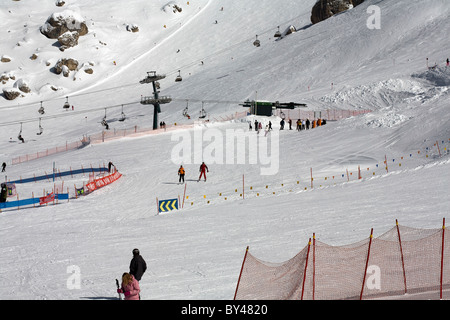 Skifahrer, Skifahren auf den Pisten auf den Passo Pordoi Selva Val Gardena-Dolomiten-Italien Stockfoto