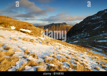 Blick Richtung Langdale Pikes in warmen Winter Morgensonne im englischen Lake District. Aufgenommen von oben Browney Gill Stockfoto