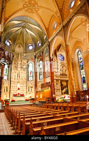 Innenraum des Saint Patrick’s Basilica in Montreal, Kanada | MONTREAL, Kanada — Der Innenraum des Kirchenschiffs der Saint Patrick’s Basilica, eines der besten Beispiele der französischen Neogotik in Kanada. Zwischen 1843 und 1847 unter der Gesellschaft der Heiligen Sulpizianer erbaut, wurde die Basilika von Pierre-Louis Morin und dem Jesuitenpater Félix Martin entworfen, um der irisch-katholischen Gemeinschaft in Montreal zu dienen, die seit Beginn des 19. Jahrhunderts rasch gewachsen war. Ihre Eröffnung am 17. März 1847 fiel mit dem Beginn der Großen Hungersnot-Migration zusammen, und die neu fertiggestellte Kirche wurde zu einem Zufluchtsort und Stockfoto