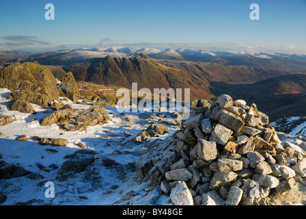 Blick auf die Langdale Pikes vom Nordwestgrat im englischen Lake District Stockfoto