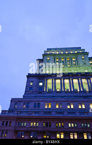 Als im Jahre 1933 erbaut, war das Sun Life Building in der Innenstadt von Montreal das größte Gebäude im britischen Empire (bei 112.500 Quadratmeter). Es galt den finanziellen Bastion oder Kanada und signalisiert eine der ersten großen Konzerne, von Old Montreal den Hügel hinauf zu der neuen Innenstadt bewegen. Es liegt gegenüber der Mary Queen of die Kathedrale der Welt, ein symbolischer Ort. Stockfoto