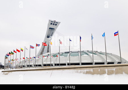 MONTREAL, Kanada – das Olympische Stadion von Montreal (Stade olympique) wurde für die Olympischen Sommerspiele 1976 gebaut. In den letzten Jahren, seit das Baseballteam der Montreal Expos nach Washington D.C. verlegt wurde, hat es keinen regulären Mieter und wird für besondere Veranstaltungen genutzt. Stockfoto