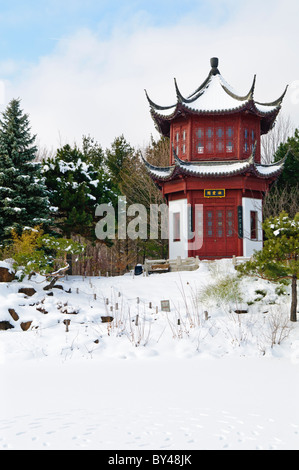 MONTREAL, Kanada – Eine chinesische Pagode im Schnee im Chinesischen Garten der Botanischen Gärten von Montréal im Winter. Der Chinesische Garten verfügt über eine Reihe von Gebäuden und Wasserspielen, die an traditionelle chinesische Landschaftsgestaltung und Architektur erinnern. Stockfoto