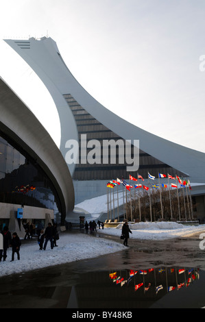 MONTREAL, Kanada – das Olympische Stadion von Montreal (Stade olympique) wurde für die Olympischen Sommerspiele 1976 gebaut. In den letzten Jahren, seit das Baseballteam der Montreal Expos nach Washington D.C. verlegt wurde, hat es keinen regulären Mieter und wird für besondere Veranstaltungen genutzt. Stockfoto