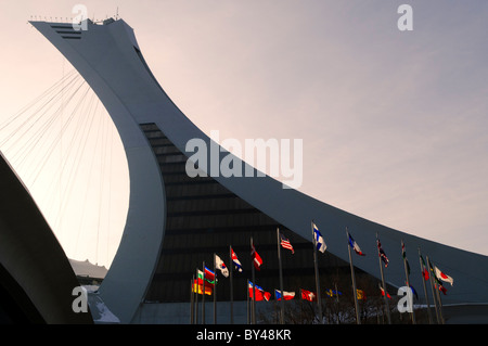 MONTREAL, Kanada – das Olympische Stadion von Montreal (Stade olympique) wurde für die Olympischen Sommerspiele 1976 gebaut. In den letzten Jahren, seit das Baseballteam der Montreal Expos nach Washington D.C. verlegt wurde, hat es keinen regulären Mieter und wird für besondere Veranstaltungen genutzt. Stockfoto