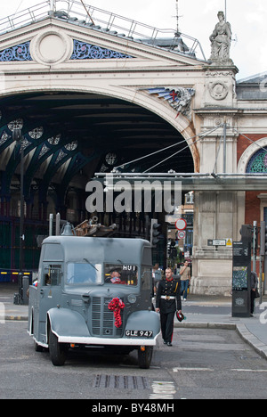 Austin schwere Einheit Feuerwehrauto von Smithfield London Teil der Feuerwehr Memorial Service Parade der 1940er Jahre. Stockfoto