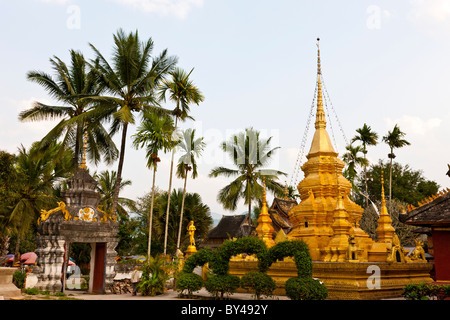 Tempel in Dai Minderheit Park, Ganlanba (Menghan), Jinghong, Yunnan Provinz, Volksrepublik China. JMH4279 Stockfoto