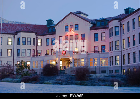 Die Alaska Pioneer Home in Sitka Alaska mit Weihnachtsferien Beleuchtung. Stockfoto