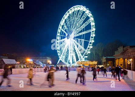 Das Riesenrad & Eisbahn in Chester viktorianischen Weihnachten Markt, Schlosspark, Chester, Cheshire, England, Vereinigtes Königreich Stockfoto