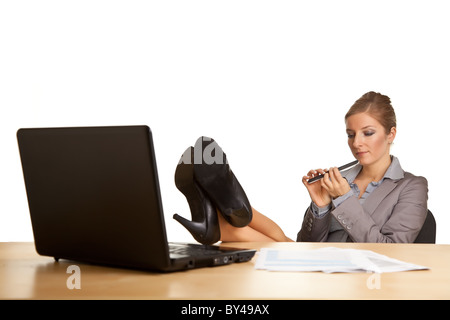 Frau mit Notebook hinter dem Schreibtisch sitzt Stockfoto