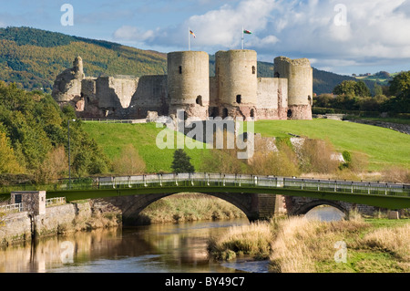 Rhuddlan Schlosses & Fluss Clwyd (Afon Clwyd), Rhuddlan, Denbighshire, North Wales, UK Stockfoto