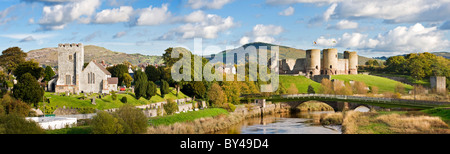 Panorama der Pfarrkirche St. Marien, Rhuddlan Schlosses & Fluss Clwyd, Rhuddlan, Denbighshire, Nordwales Stockfoto