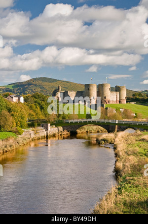 Rhuddlan Schlosses & Fluss Clwyd (Afon Clwyd), Rhuddlan, Denbighshire, North Wales, UK Stockfoto