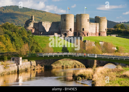 Rhuddlan Schlosses & Fluss Clwyd (Afon Clwyd), Rhuddlan, Denbighshire, North Wales, UK Stockfoto