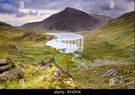 Llyn Idwal im Herbst von Stift yr unterstützt OLE-Wen & gesehen von The Devils Kitchen, Snowdonia National Park, North Wales, UK Stockfoto