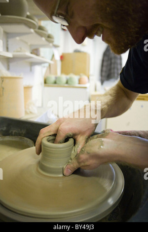 Potter, arbeiten mit Ton im Parc Glynllifon, Bangor, Norden von Wales. Stockfoto