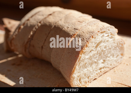 Italienischen Brotscheiben auf ein Schneidebrett Stockfoto