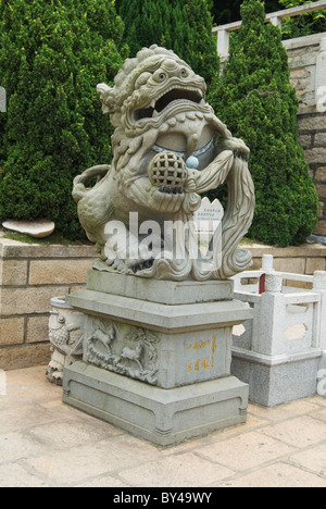 Steinbildhauen Singha als Hüter des Heiligtums, Meizhou Insel, Fujian Stockfoto