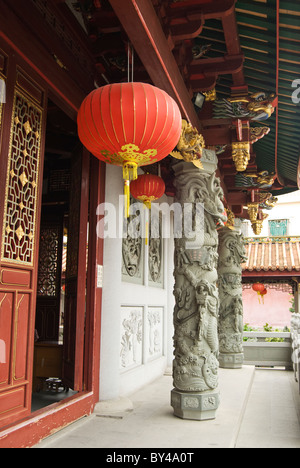 Rote Laterne hängt über einer Steinmauer und Holztür in Kaiyuan Tempel, Quanzhou. Stockfoto