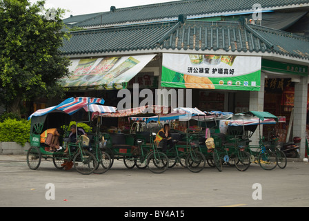 Dreiräder, die Schlange der wartenden Passagiere auf der Straße der Altstadt Chaozhou, Guangdong Stockfoto