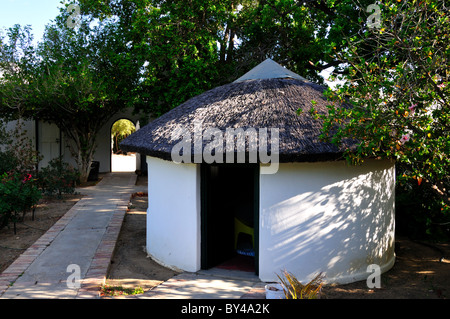 Afrikanischen Stil Gästehaus und Blumengarten. Prince Albert, Südafrika. Stockfoto