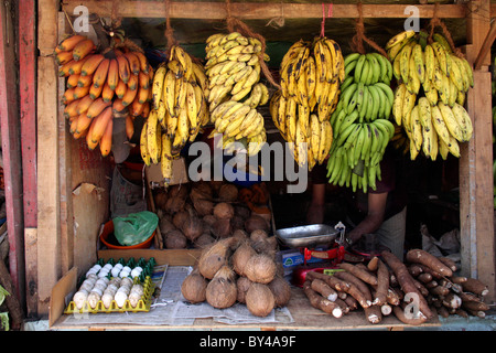 verschiedene Arten von bunten Banane gehängt und Gemüse aus einem Gemüseladen angezeigt Stockfoto