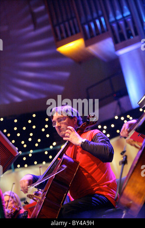 Cellist, spielen die Kinder Prom, St Davids Hall, Cardiff. Stockfoto