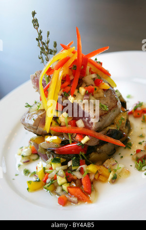 GEBRATENER THUNFISCH MIT SWEET CHILI UND PAPRIKA-SALSA Stockfoto