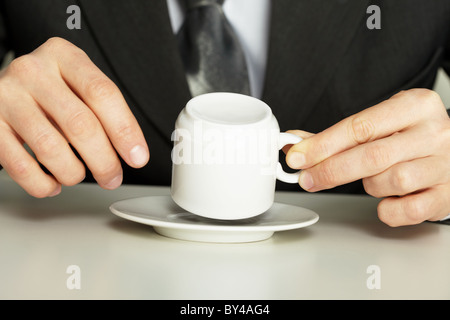 Geschäftsmann Vermutungen auf Kaffee, den Garten hautnah Stockfoto