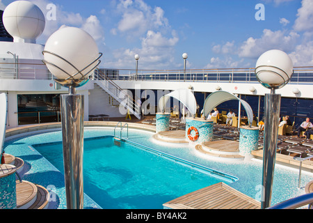 Pool-Deck auf der MSC Poesia Stockfoto