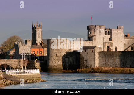 King John's Castle und den Fluss Shannon, Limerick, County Limerick, Munster, Republik von Irland (Eire) Europa Stockfoto