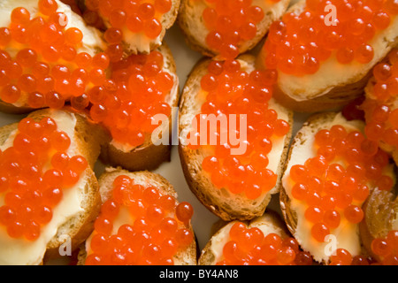 Nahaufnahme der leckere Sandwiches mit rotem Kaviar auf Hochzeitstisch Stockfoto