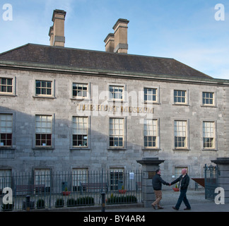 Zwei lokale Männer Treffen außerhalb des Hunt Museum in der Stadt Limerick, Republik von Irland Stockfoto