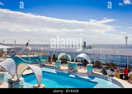 Swimming Pool-Deck auf Kreuzfahrt Schiff MSC Poesia Stockfoto