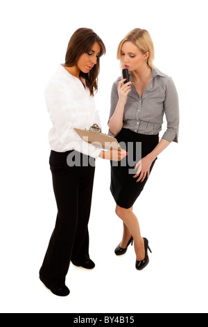 Eine Geschäftsfrau, die zeigen etwas auf einem Klemmbrett zum anderen Stockfoto