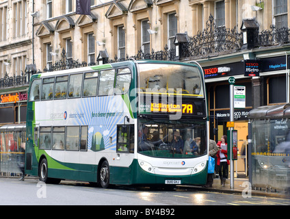 Postkutsche-Elektro-Hybrid-Bus in Magdalen Street, Oxford, Großbritannien Stockfoto