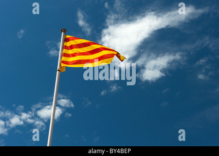 Katalanische Flagge im Wind am blauen Himmel Stockfoto