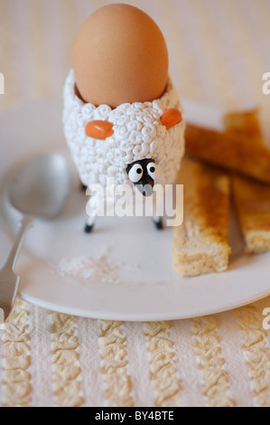 Kinder Schaf Eierbecher mit gekochtem Ei und Butter Soldaten Stockfoto