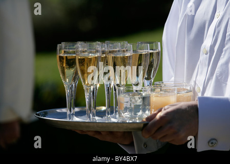 Kellner mit Champagner und Getränke Stockfoto