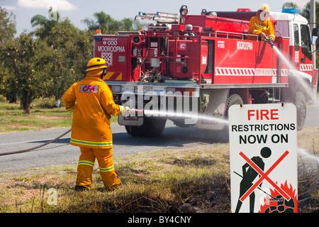 CFA Feuerwehrleute bekämpfen Brandfall am Straßenrand in der Nähe von Shepperton, Victoria, Australien, Stockfoto