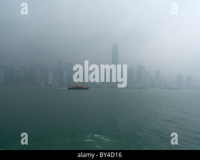Verschwindende Gebäude durch Nebel und Cloud, Victoria Harbour, Hongkong Stockfoto