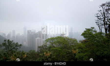 Verschwindende Gebäude durch Nebel und Wolke, Hong Kong Stockfoto