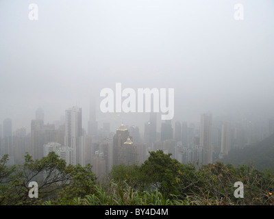 Verschwindende Gebäude durch Nebel und Wolke, Hong Kong Stockfoto