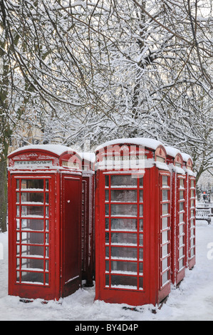 Schnee bedeckte Telefon Boxen Cheltenham UK Stockfoto