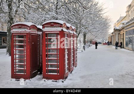 rotes Telefon-Boxen in der Promenade Cheltenham UK Stockfoto