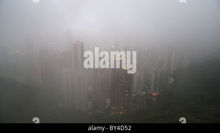 Verschwindende Gebäude durch Nebel und Wolke, Hong Kong Stockfoto