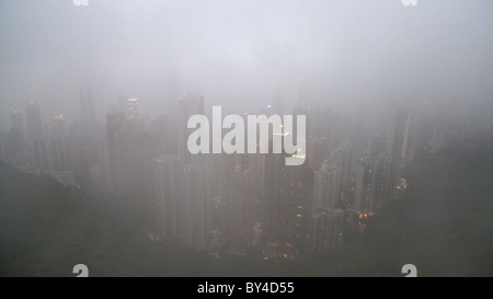 Verschwindende Gebäude durch Nebel und Wolke, Hong Kong Stockfoto