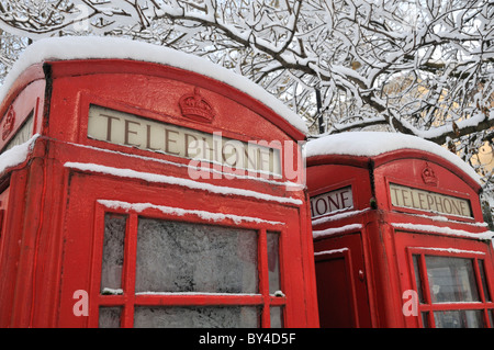 schneebedeckte Telefonzellen Stockfoto